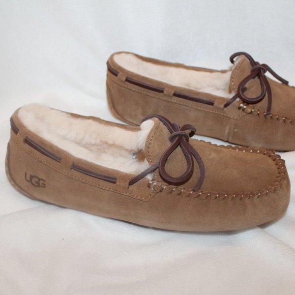 NEW‎ UGG WOMEN'S DAKOTA SUEDE SHEARLING LINED BOW SLIPPERS CHESTNUT - Picture 3 of 8